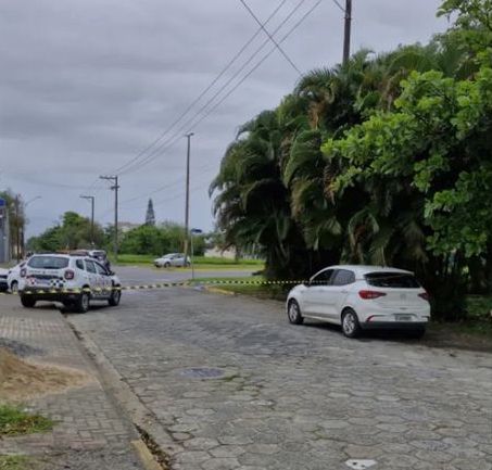 Mistério: Homem é encontrado morto dentro de um carro em cidade do litoral