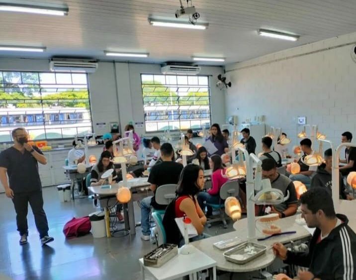 Faculdade de São José dos Campos realiza giro de profissões