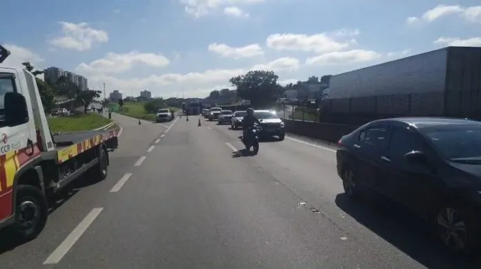 Três pessoas ficam feridas após engavetamento na Dutra em Taubaté