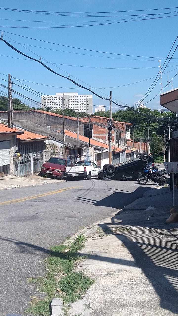 Carro capota após bater em outro na zona sul de São José dos Campos