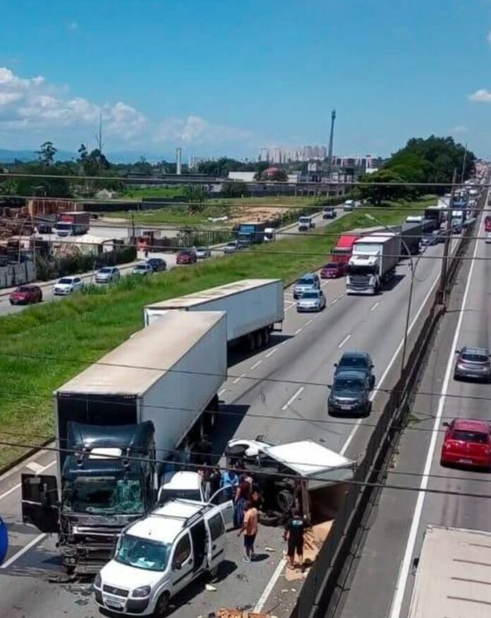 Tráfego na Dutra é interrompido por causa de engavetamento envolvendo quatro veículos em Jacareí