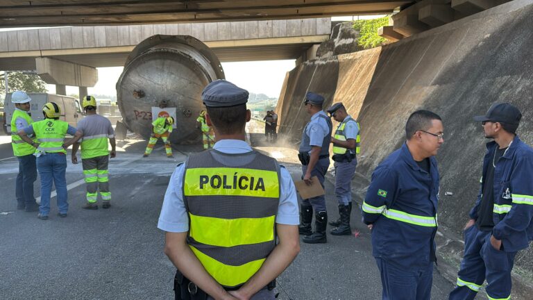 Carreta com reator industrial entala sob viaduto da Anhanguera