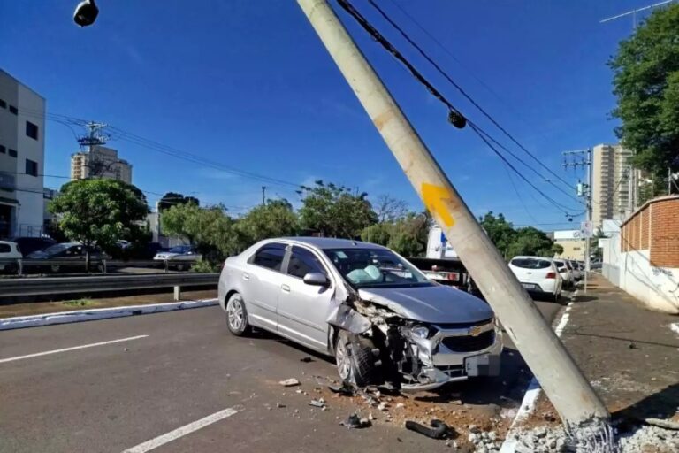 Motorista derruba poste de energia ao tentar desviar de cachorro solto em via pública