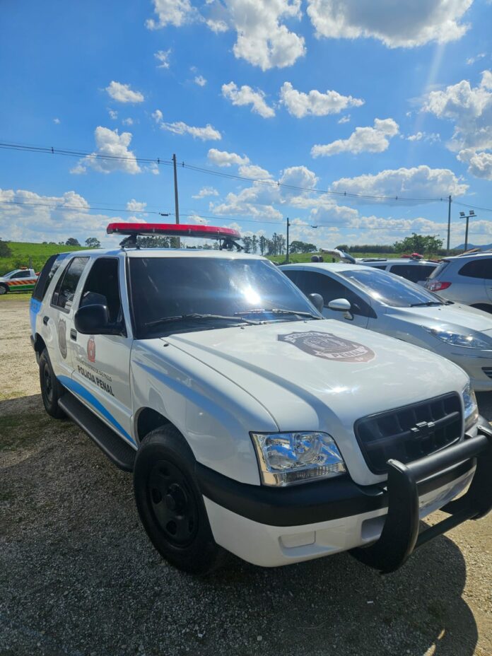 PM apreende 'réplicas de viaturas' usadas em gravação de série em Tremembé