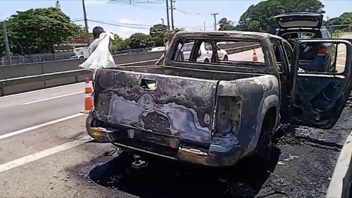 Caminhonete pega fogo na Rodovia Campinas x Monte Mor