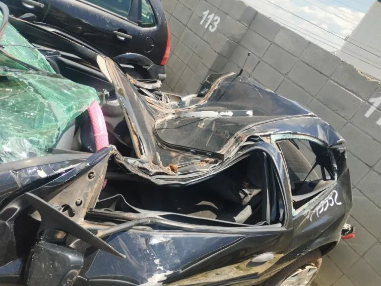 Mulher é fechada, bate o carro em árvore e acaba internada em Campinas; família pede justiça