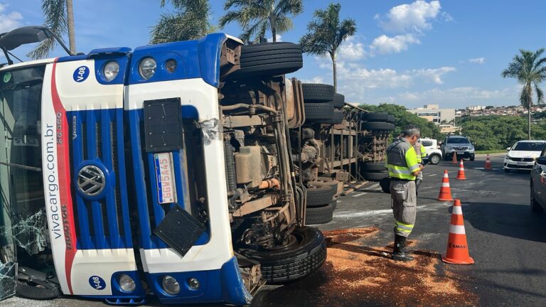 Carreta tomba em rotatória de acesso à rodovia Anhanguera em Campinas