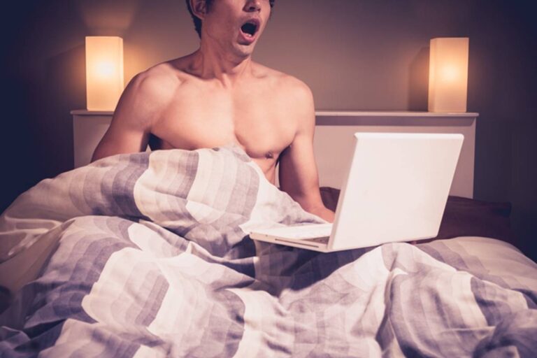 Ao ser flagrado assistindo pornô, homem discute e agride esposa com socos, tapas e chutes