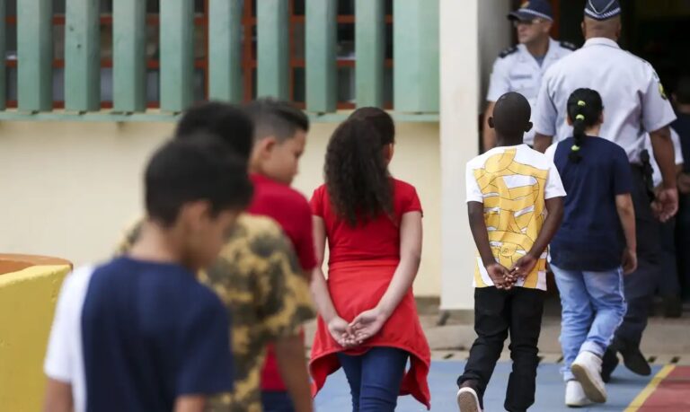 SP adia para 2026 a implementação de escolas cívico-militares