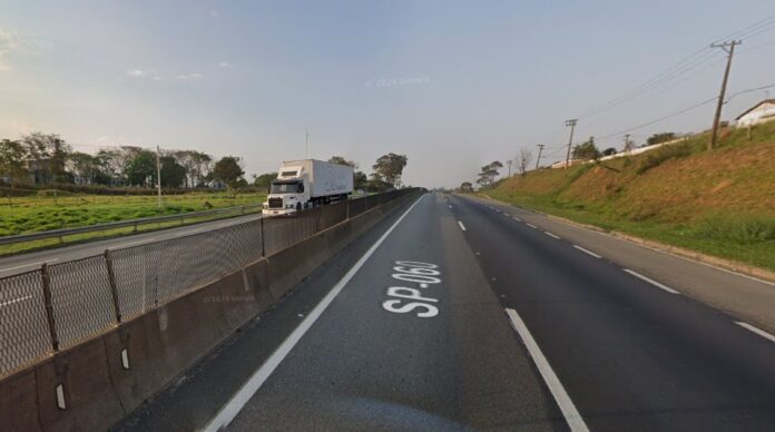 Trânsito na Dutra é interrompido após barco se soltar de reboque e atingir carreta em Guaratinguetá