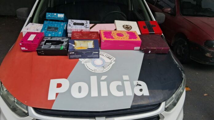Homem é preso após ser flagrado escondendo perfumes em tubulação de loja de shopping em São José Homem é preso após ser flagrado escondendo perfumes em tubulação de loja de shopping em São José