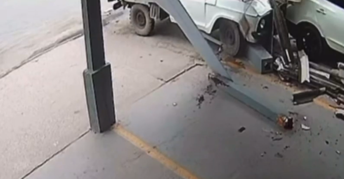 Motorista sem habilitação causa acidente e atropela deficiente físico em Guarujá; VÍDEO