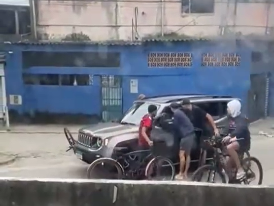 Em menos de 24 horas, outro carro é alvo de criminosos em congestionamento em cidade do litoral de SP; Veja o vídeo