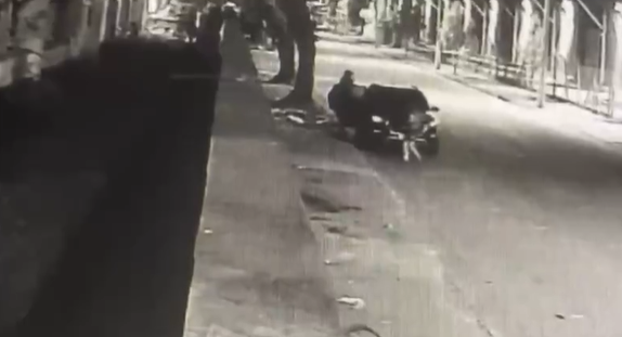 homem colocado à força em carro