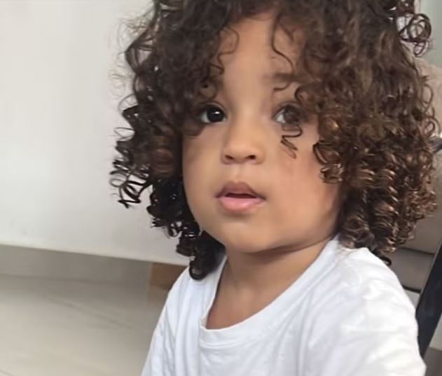 Segundo a mãe do menino Arthur Morais, o escorpião estava escondido dentro de uma bota, assim que o menino calçou, picou o pé dele.