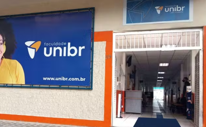 Calouro é expulso de faculdade após perseguir alunas em São Vicente