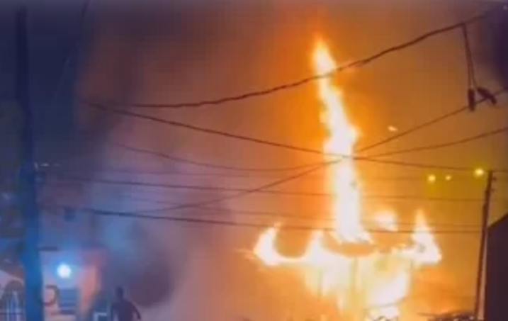 Incêndio atinge casa de madeira na madrugada desta quinta-feira em Santos