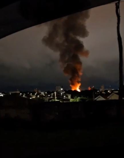 Incêndio de grandes proporções atinge fábrica de tecidos em Americana