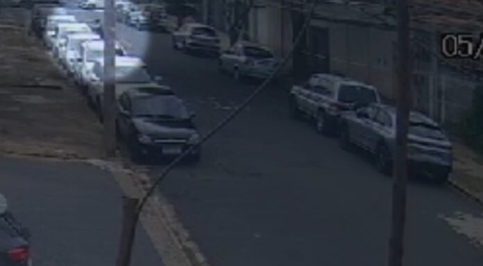 Os suspeitos foram flagrados tentando arrombar as portas de dois veículos.