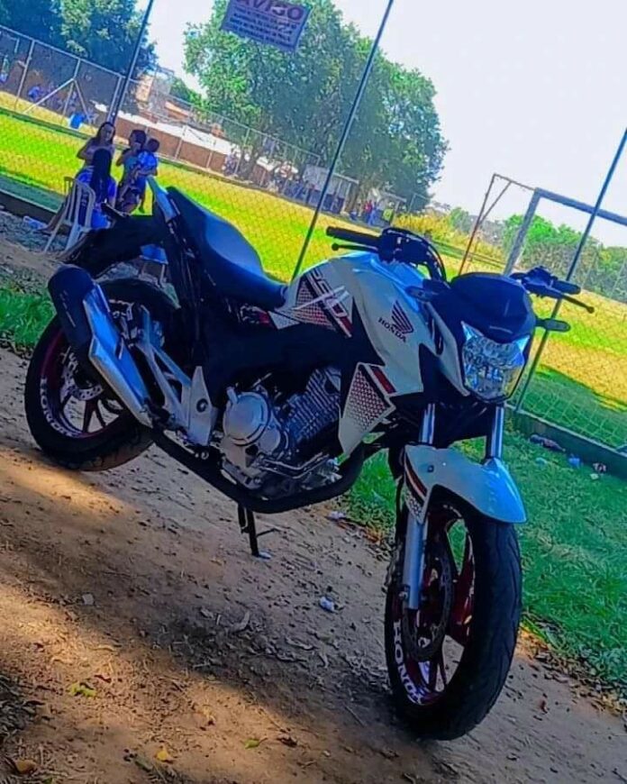 A ação deixou prejuízo para o proprietário e levanta um alerta sobre a atuação de criminosos que usam disfarces para cometer furtos em áreas movimentadas.