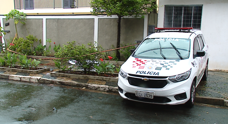 A polícia preservou a cena do crime e, ao investigar, descobriu que David morava nas proximidades.