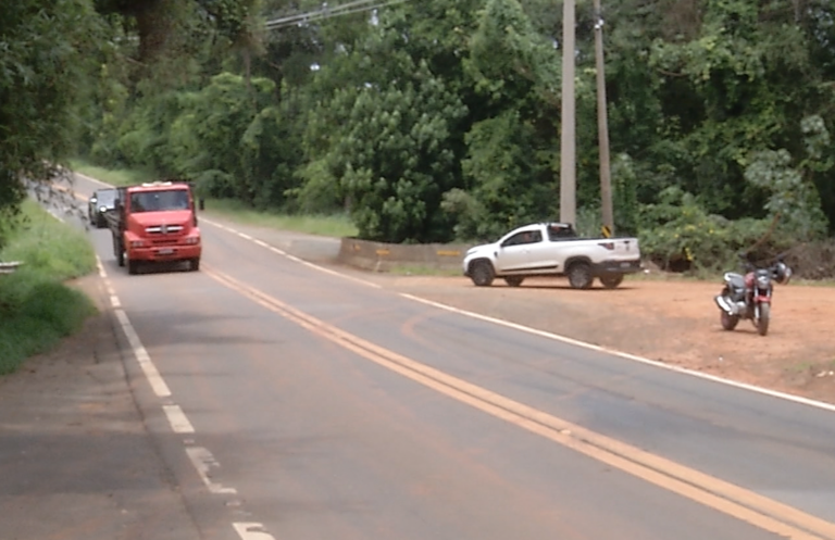 Com o impacto, o motociclista foi lançado sobre o carro, caindo na pista contrária, onde quase foi atropelado por um caminhão que passava no sentido oposto