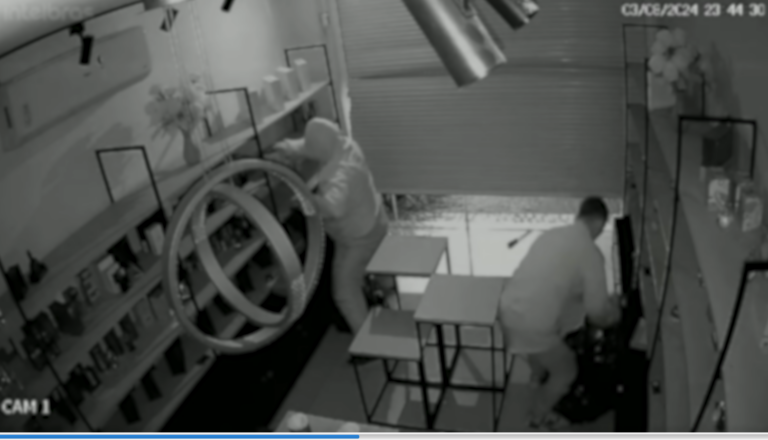 A tentativa de furto terminou sem sucesso, deixando como prejuízo apenas os danos causados ​​à entrada do estabelecimento.