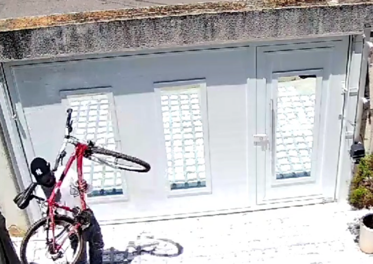 As câmeras de segurança registraram o suspeito vasculhando o quintal e, em seguida, tentando furtar uma bicicleta.