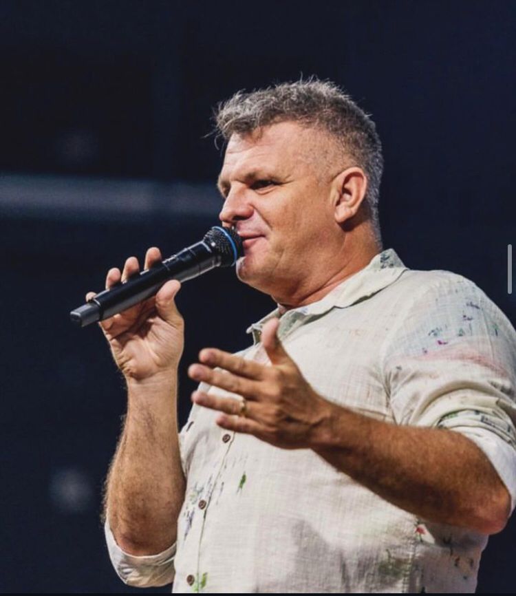 O Apóstolo Rinaldo Seixas Pereira, conhecido como Rina, fundador da Igreja Bola de Neve, faleceu na noite deste domingo