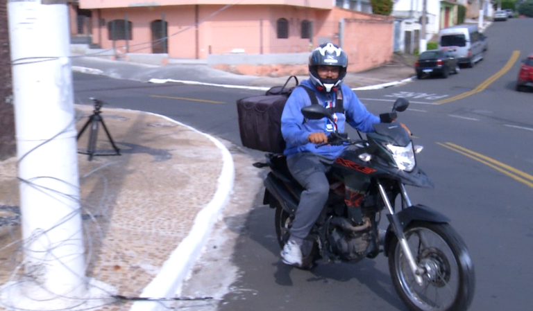 Giovani pilotava sua motocicleta a cerca de 30 a 35 km/h, quando se deparou com fios de eletricidade soltos no meio da rua.