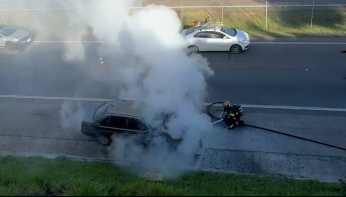 Carro pega fogo após pane elétrica na rodovia Santos Dumont