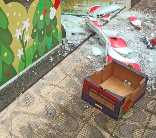 Ladrões quebram porta de vidro para roubar loja mas fogem ao ouvir alarme em Santos