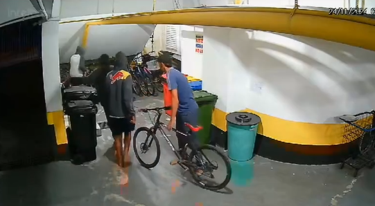 Suspeitos invadem prédio em Praia Grande pela 3ª vez, furtam bicicleta e deixam moradores assustados; VÍDEO