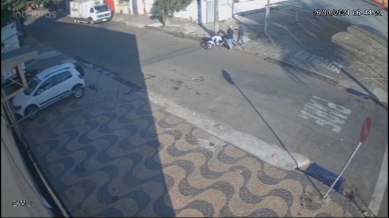 Homem armado rouba moto 11 segundos após piloto estacionar em Piracicaba