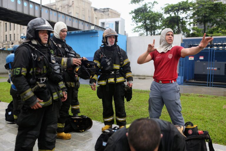 Corpo de Bombeiros realiza simulado de incêndio em embarcação no Porto Valongo