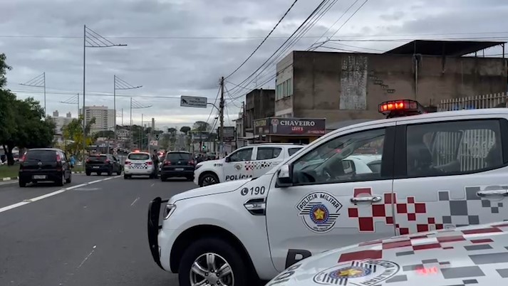 Policial à paisana flagra assalto e troca tiros com suspeitos