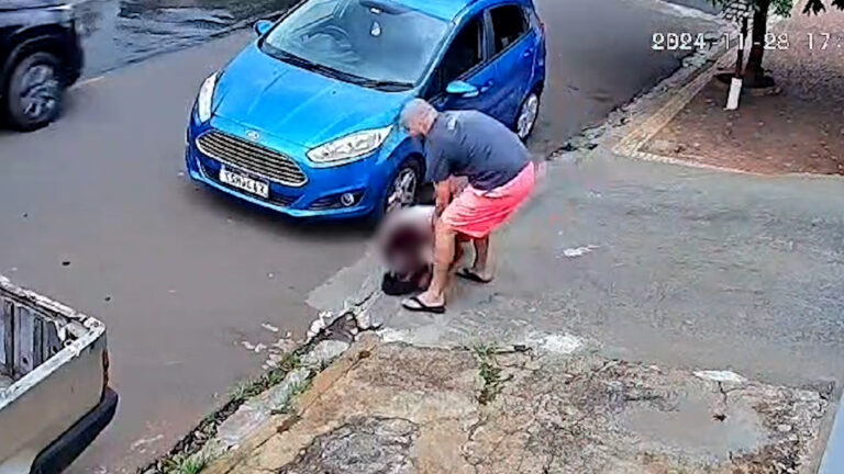 Bandido joga mulher no chão tentando roubar bolsa no meio da rua; veja vídeo