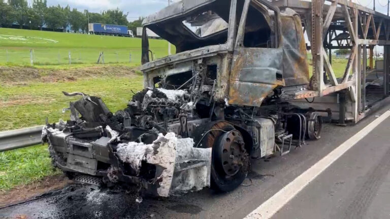 Caminhão pega fogo depois de acidente na Rodovia Anhanguera: motorista em estado grave