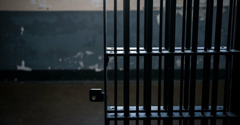 Idoso preso em tentativa de estupro a jovem em Bertioga, cai, bate a cabeça e morre em cela