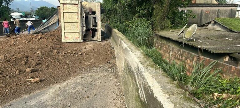 Criminosos assaltam motoristas parados em congestionamento, e trocam tiros com a PM próximo a acidente