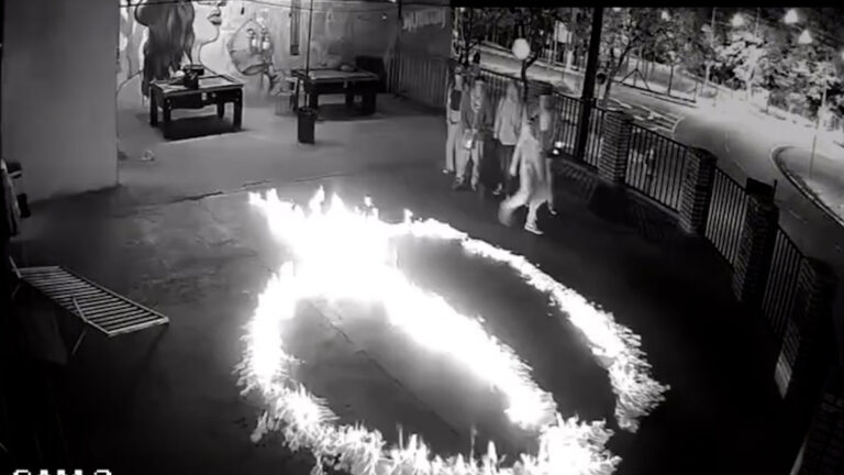 Vândalos invadem bar, quebram tudo e incendeiam área externa; veja vídeo