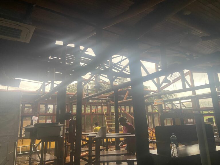 Tempestade destelha restaurante na Floriano Rodrigues Pinheiro, em Tremembé