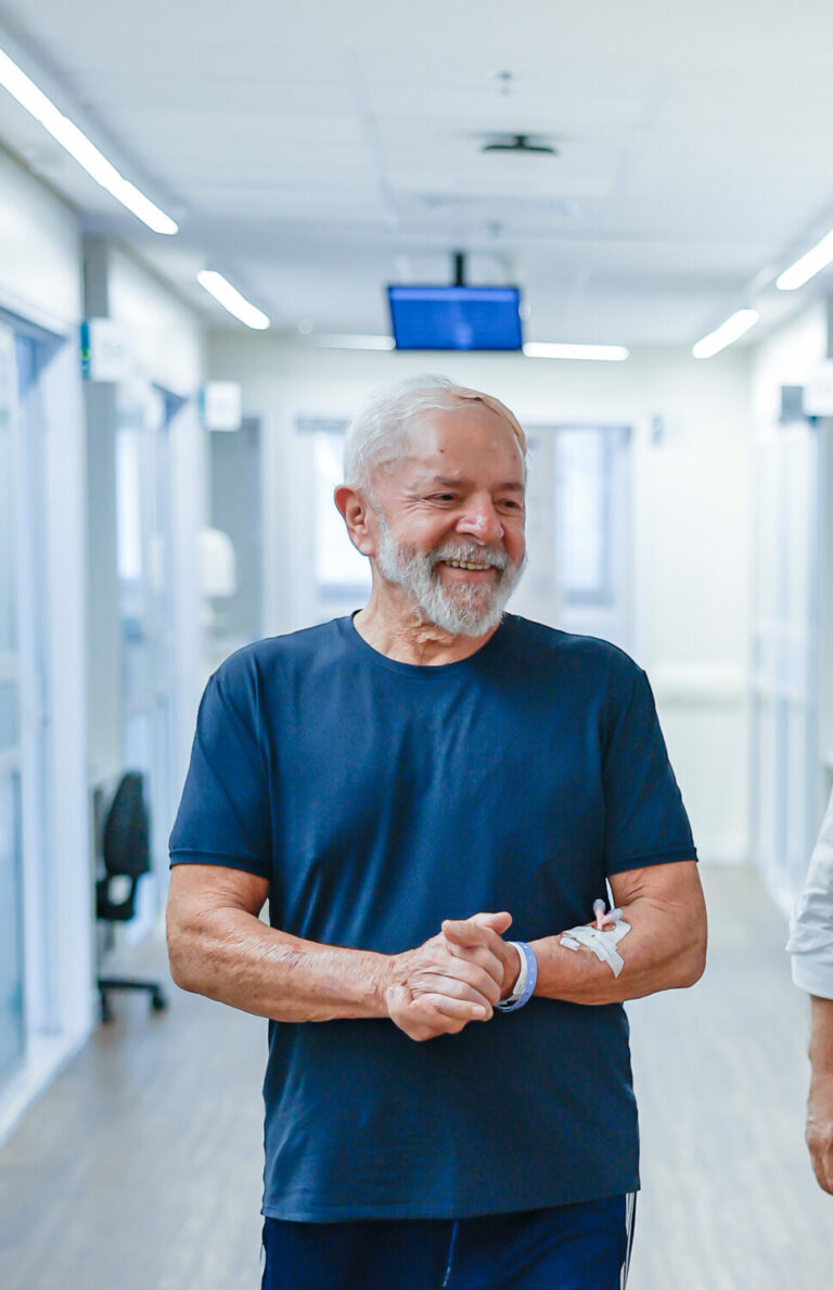 Lula segue lúcido e caminha e se alimenta normalmente, diz boletim