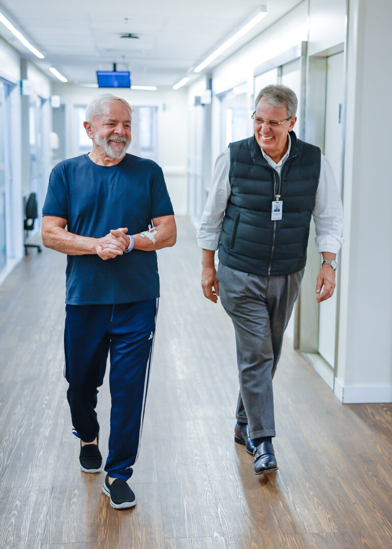 Lula deixa UTI, faz caminhada no hospital e pode ter alta médica no início da próxima semana