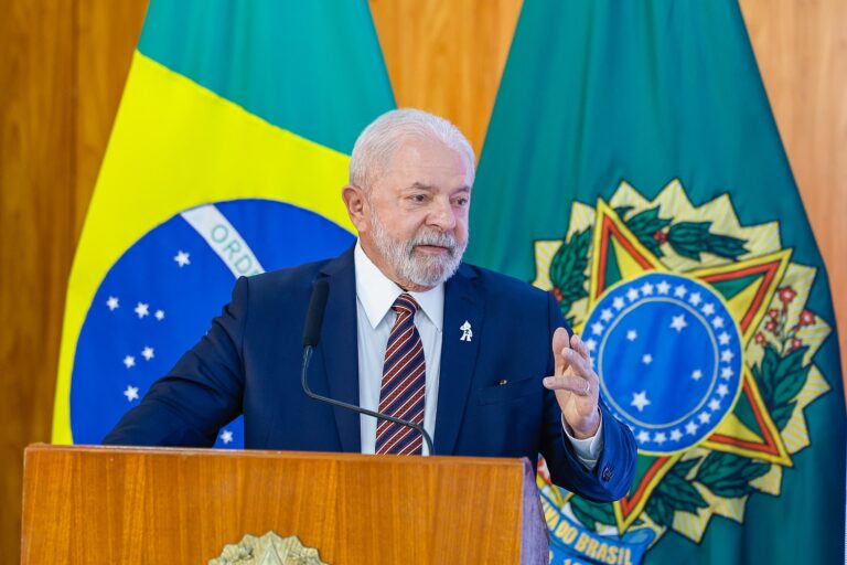 Presidente Lula é internado as pressas após sentir dores na cabeça