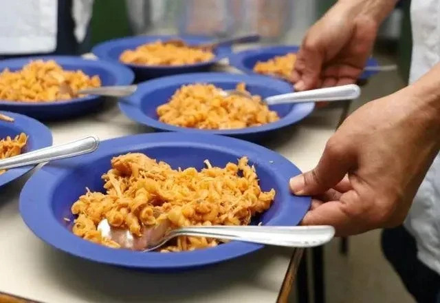 Prazo de inscrições para almoço em escolas durante as férias vai até esta terça-feira (17)
