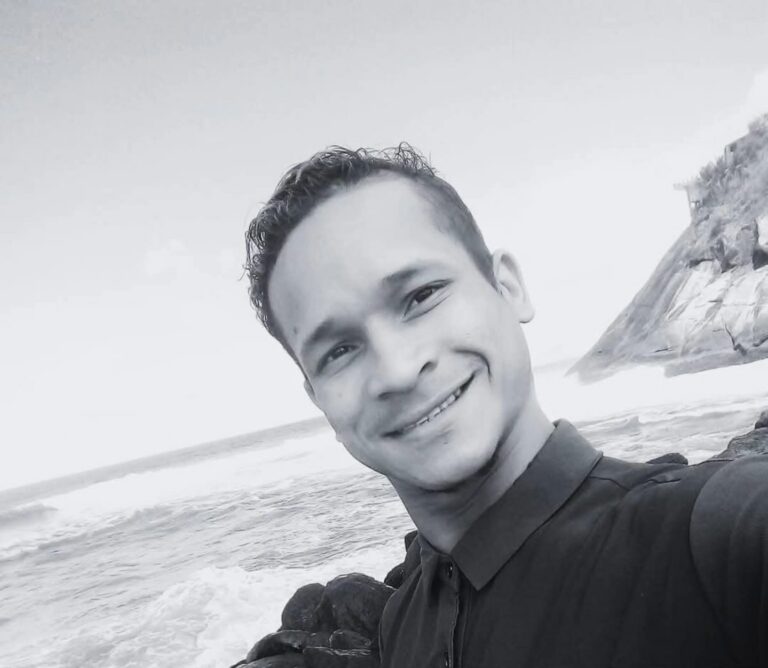 Homem que morreu esperando por atendimento em UPA é enterrado na região