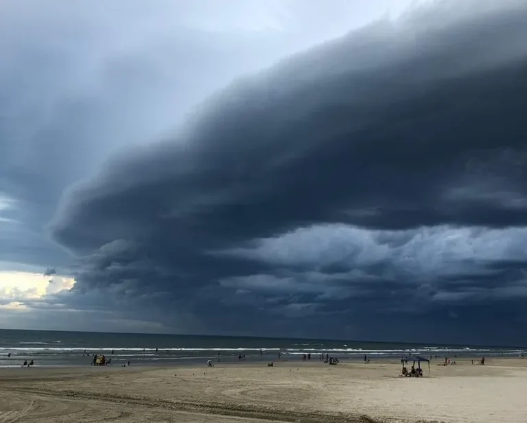 Tempestade se aproxima do litoral de SP e a temperatura deve ficar mais amena nos próximos dias