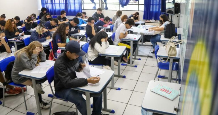 Governo sanciona lei que proíbe uso de celulares em escolas públicas e particulares em SP