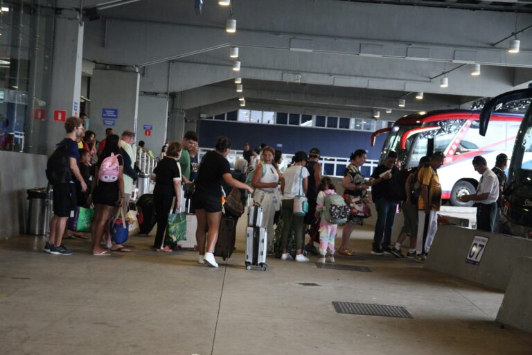 Rodoviária de Santos registra aumento de movimento às vésperas do réveillon